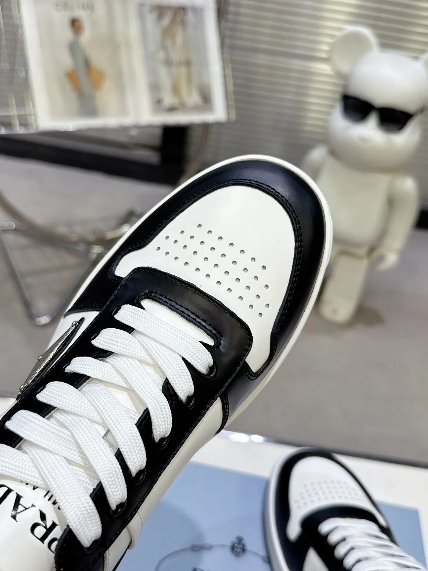 👟👟Ex-factory price 580👟👟 Couple style Prada Latest Downtown Bold series Triangle logo Casual sneakers White shoes Original purchase, development and production Downtown Bold sneakers are inspired by the basketball shoes of the 1980s, with a sporty design and exquisite details. Crafted from perforated leather, the statement platform sole provides a unique, modern style. The Prada logo is interpreted from different angles, decorated with the iconic enameled triangular metal logo, highlighting the unique classic style. Exquisite packaging at the delivery counter🛍📦 ▪️Fabric: Original custom imported first-layer cowhide ▪️Lining: Original imported soft sheepskin ▪️Outsole: Original open-molded rubber bottom material ▪️Size: Women's 35-40 Men's 39-45